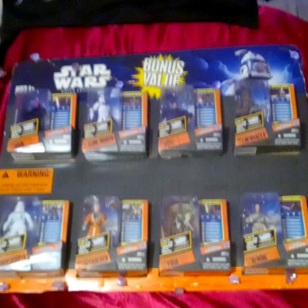 STAR WARS COLLECTABLE. NEVER BEEN OPENED. PACKAGE IS IN GOOD CONDITION.
